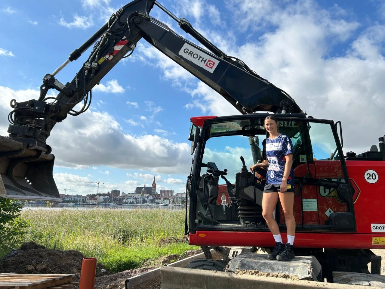 Nele Reimer begutachtet die Baustelle zur Erneuerung des Warnowrundwegs, die von Groth & Co umgesetzt wird.